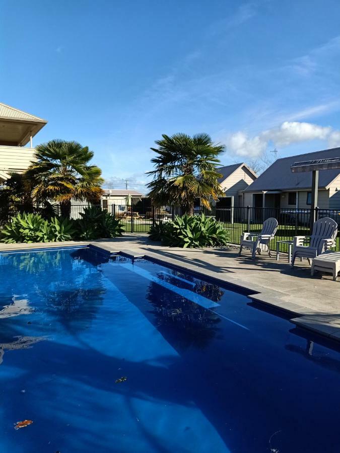נאפייר Riverbend Family Lodge מראה חיצוני תמונה